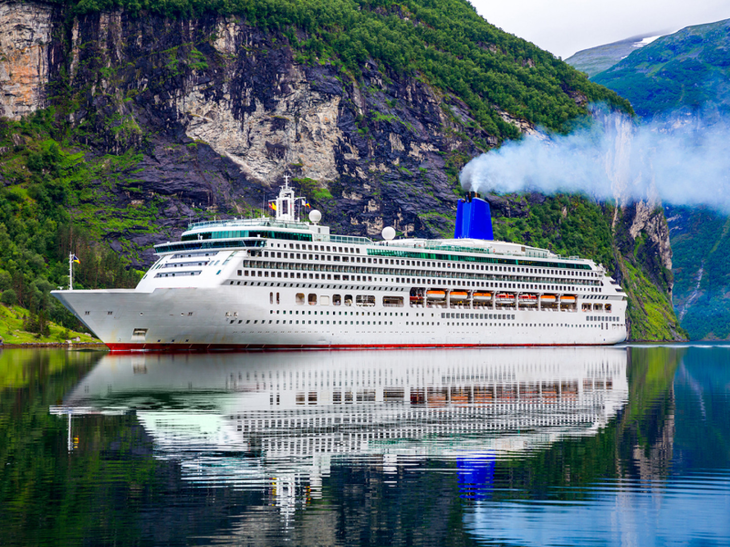what is cruise ship tourism